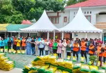 Wali Kota Baubau Serahkan Bantuan untuk Petugas Kebersihan jelang Lebaran