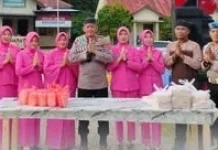 Polsek Kulisusu Barat Bersama Bhayangkari Berbagi Takjil