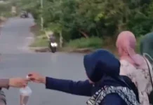 ASN Kemenag Baubau Bagi Takjil di Hari ke-27 Ramadan
