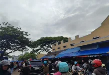 Pasar Wameo Dipadati Pembeli Berburu Kebutuhan Lebaran