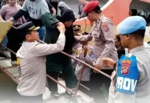 Personel Polres Butur Bantu Penumpang di Pelabuhan Waode Buri