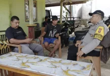 Bhabinkamtibmas Polsek Lasalimu Sambangi Warga Jaga Kamtibmas Pasca Lebaran