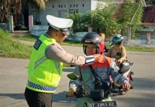Sat Lantas Polres Buton Edukasi Penggunaan Helm ke Pengendara