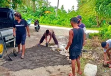 Polisi di Buton Tambal Jalan Lubang Demi Keselamatan Warga
