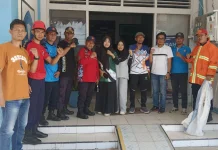 Damkar Bombana Evakuasi Sembilan Anak Anjing