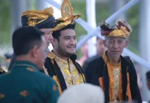Kenakan Pakaian Kebesaran Buton, Bupati Alvin Hadiri Upacara HUT ke-62 Sultra