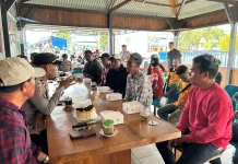 Hari Buruh, Polisi Ngopi Bareng TKBM Pelabuhan Murhum