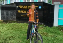 Gowes ke Upacara, Kepsek SMAN 1 Kontunaga Ajak Hemat BBM
