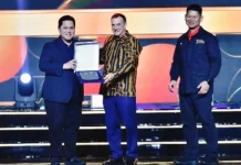 Menpora RI Mendapat Penghargaan dari President UTS dan AIMS Stephan Fox