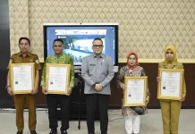 Kemenkum Sultra Serahkan Sertifikat KI dan Budaya Daerah