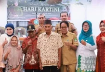 Peringati Hari Kartini, PKK Bombana Berbagi Sembako untuk Lansia