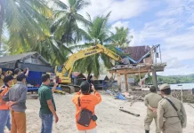 Dinilai Membahayakan, Menara Pemantau Pantai Nirwana Dibongkar