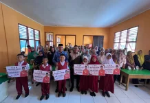 Anggota DPRD Baubau Serahkan Bantuan KIP Siswa SD