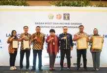 Kanwil Kemenkum Sultra Serahkan Empat Sertifikat Hak Cipta