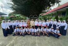 Anggota DPRD Baubau Serahkan KIP untuk Siswa SMA dan SMP