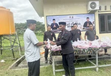 Brimob Sultra Bagikan 1,9 Ton Daging Kurban di Buton Selatan