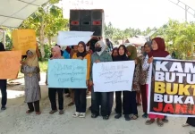 Emak-Emak Pongkowulu Blokade Jalan Provinsi, Tuntut Pengaspalan