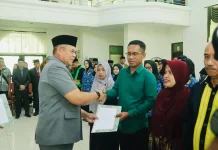 Wali Kota Baubau Kukuhkan PNS Baru, Lepas ASN Purna Tugas dalam Momentum Estafet Pen