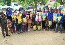 Ketua TP-PKK Buton Selatan Salurkan Bantuan Beras bagi Warga Lawela