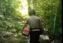 Bhabinkamtibmas Polres Baubau Antar Sembako untuk Lansia