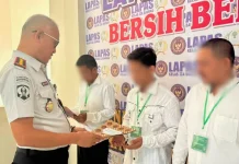 Lapas Baubau Serahkan Ijazah Paket kepada Warga Binaan