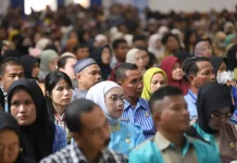 Gubernur Sultra Serahkan Rapel Gaji Enam Bulan untuk 1.901 PPPK Paruh Waktu