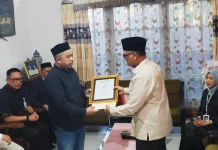 Menteri Haji Umrah Bawa Doa dan Salam Presiden untuk Keluarga dr. Fitri di Baubau