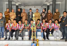 Tim Sepak Bola SMAN 2 Kambowa Terima Penghargaan dari Pemda