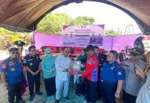 Bupati Bombana Serahkan Armada Damkar untuk Wilayah Poleang