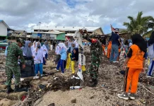 Satgas TMMD Kodim 1413/Buton Ajak Pelajar Bersihkan Pantai Kombewaha