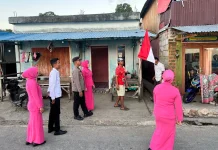 Sambut HUT RI ke-81, Polsek Kadatua Bagikan 150 Bendera Merah Putih kepada Warga