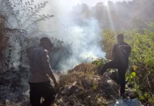Polisi bersama Warga Padamkan Kebakaran Lahan di Waborobo