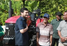 Bupati Buton Serahkan Traktor Roda Empat untuk Kelompok Tani Labuandiri