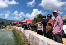 Bupati Buton Tinjau Pesisir Terdampak Kenaikan Air Pasca Gempa NTT