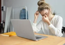 Sering Menatap Layar? Waspadai Computer Vision Syndrome