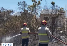 Babinsa bersama Damkar Cegah Api Meluas saat Kebakaran Lahan di Sulaa Baubau