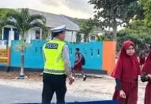 Satlantas Polres Buton Utara Atur Lalu Lintas Pagi di Sejumlah Sekolah