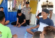 Sambangi Sopir, Bhabinkamtibmas Polsek Wakorumba Sampaikan Imbauan Kamtibmas