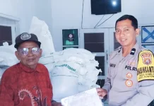 Polisi Kawal Penyaluran Beras Bansos untuk Warga Mabulugo
