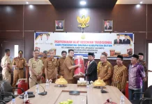 Jaga Warisan Leluhur, Pemkab Buton Salurkan Alat Seni ke Lembaga Adat