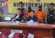 Terekam CCTV Dua Pemuda di Baubau Curi Tiga Tabung Gas LPG