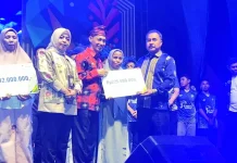 Puncak Wakatobi Wave, Bupati Haliana Serahkan Santunan BPJS Ketenagakerjaan