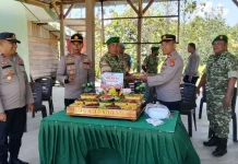 Polri Beri Ucapan HUT TNI dan Potong Tumpeng di Koramil Lasalimu