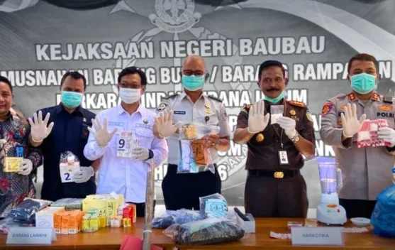 Penegak Hukum di Baubau Musnahkan Barang Bukti Tindak Pidana