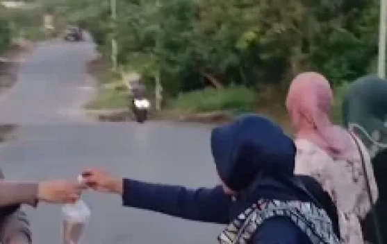 ASN Kemenag Baubau Bagi Takjil di Hari ke-27 Ramadan