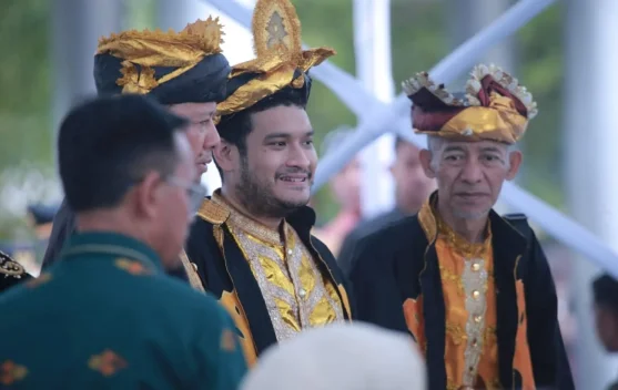 Kenakan Pakaian Kebesaran Buton, Bupati Alvin Hadiri Upacara HUT ke-62 Sultra