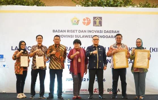 Kanwil Kemenkum Sultra Serahkan Empat Sertifikat Hak Cipta