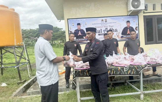 Brimob Sultra Bagikan 1,9 Ton Daging Kurban di Buton Selatan