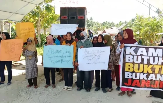 Emak-Emak Pongkowulu Blokade Jalan Provinsi, Tuntut Pengaspalan