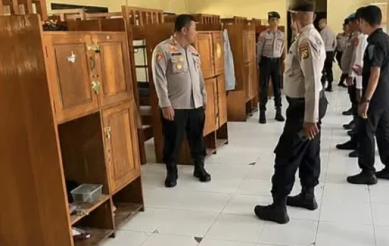 Kapolres Buton Cek Barak Dalmas, Tekankan Disiplin dan Kesiapsiagaan Personel